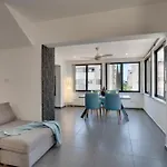 Case de vacanță Makenzy Star 2bd Duplex 300m From *