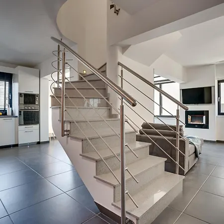 Makenzy Star 2bd Duplex 300m From Larnaca