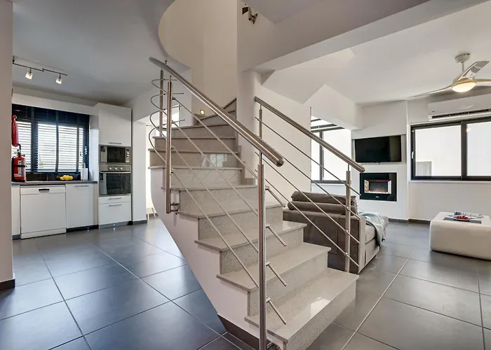 Makenzy Star 2bd Duplex 300m From Larnaca