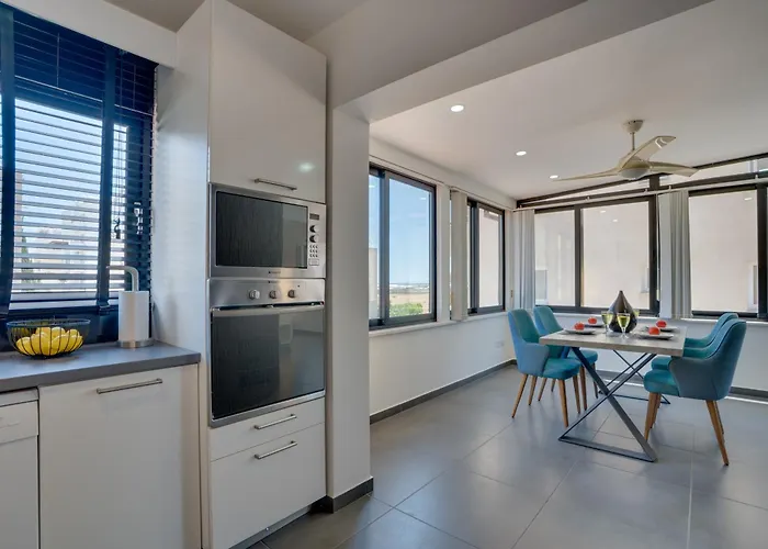 Makenzy Star 2bd Duplex 300m From * Larnaca